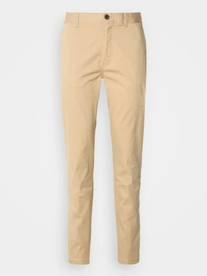 Chinosy Scotch & Soda