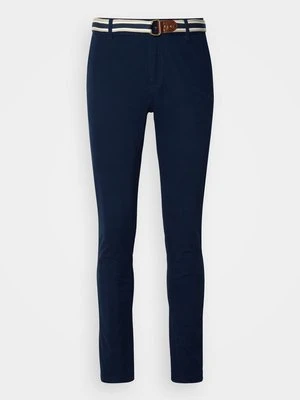 Chinosy Scotch & Soda