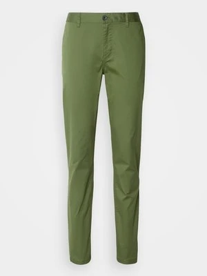 Chinosy Scotch & Soda