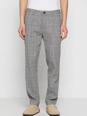 Chinosy Scotch & Soda