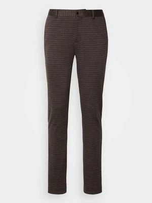 Chinosy Scotch & Soda