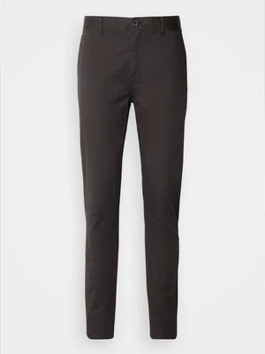 Chinosy Scotch & Soda
