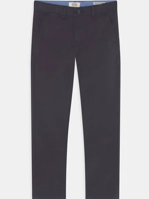Chinosy Scotch & Soda