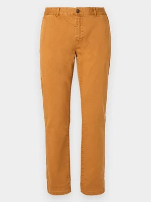 Chinosy Scotch & Soda