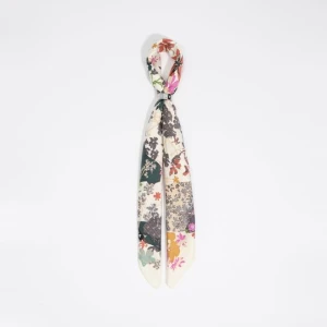 Chusta charms rozproszony motyw kwiatowy BIMBA Y LOLA CREAM