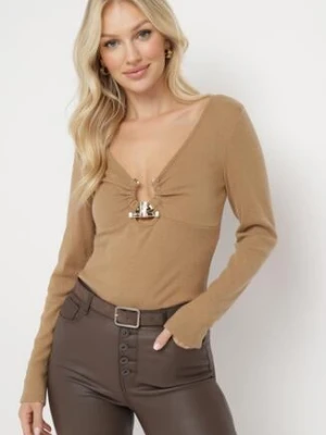 Ciemnobeżowa Bluzka z Metalową Ozdobą Przy Dekolcie Nakum lily rose