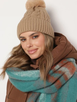 Ciemnobeżowa Czapka Beanie w Warkoczowy Wzór z Pomponem i Futrzaną Wyściółką Feledi Beżowy