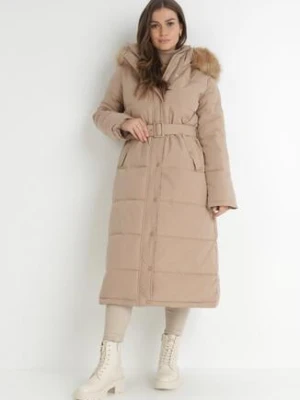 Ciemnobeżowa Kurtka Długa z Paskiem i Kapturem Pikowana Gosa jusdepom