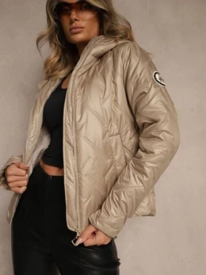 Ciemnobeżowa Kurtka z Kapturem Pikowaniem i Naszywką Rilamea swest