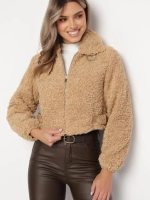 Ciemnobeżowa Kurtka ze Sztucznego Futerka Baranek z Paskiem przy Kołnierzyku Amixa bludeise