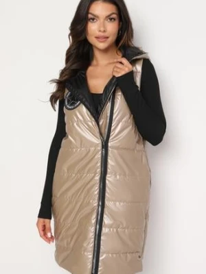 Ciemnobeżowa Pikowana Długa Kamizelka z Kapturem Ozdobiona Naszywką Mevaya swest