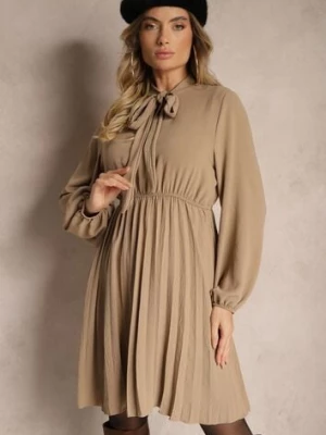 Ciemnobeżowa Plisowana Sukienka o Eleganckim Kroju z Wiązaniem przy Dekolcie i Gumką w Pasie Belorinda j studio