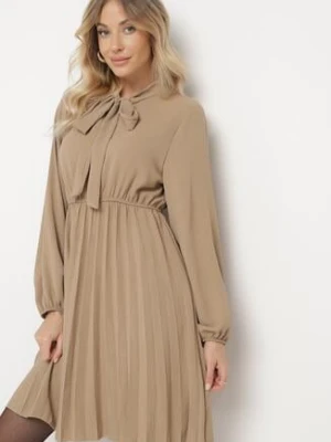 Ciemnobeżowa Plisowana Sukienka z Ozdobnym Wiązaniem i Gumką w Talii Melondria j studio