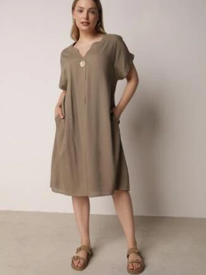 Ciemnobeżowa Pudełkowa Sukienka z Lnem i Wiskozą Zdobiona Metalicznym Guzikiem Phisoth rosita
