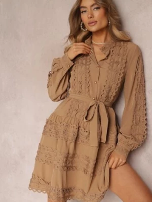 Ciemnobeżowa Sukienka Koszulowa z Wiązanym Paskiem i Ażurowymi Taśmami Deme elsa.m by may