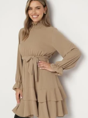 Ciemnobeżowa Sukienka z Falbanami i Marszczonym Golfem z Dodatkowym Wiązanym Paskiem Savelina j studio