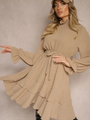 Ciemnobeżowa Sukienka z Falbankami i Golfem z Gumką w Talii i Dodatkowym Wiązanym Paskiem Savire j studio