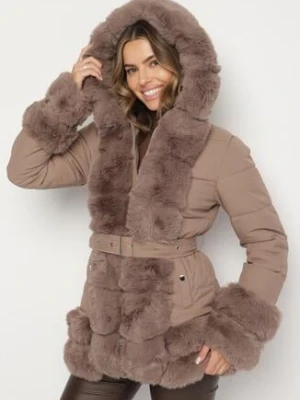 Ciemnobeżowa Taliowana Kurtka z Paskiem Kapturem i Ozdobnym Futrem Rainaria swest
