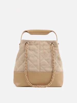 Ciemnobeżowa Torebka Bucket Bag z Przeszyciami w Romby z Rączką i Uchwytami z Łańcuszkiem Denidora Caely Beżowy