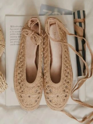 Ciemnobeżowe Balerinki Vices z Plecionki z Wiązaniem Wokół Kostki Ertelia