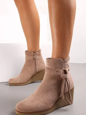 Ciemnobeżowe Botki na Koturnie z Frędzlami z Boku Cholewki Aittoli