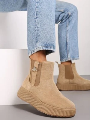 Ciemnobeżowe Botki Typu Sztyblety na Tłoczonej Platformie Zdobione Metalową Aplikacją Allecia