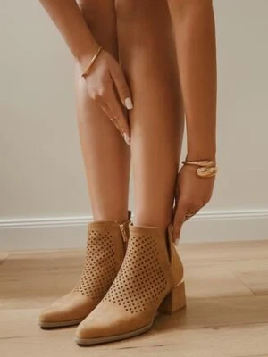 Ciemnobeżowe Botki Vices na Słupku z Metaliczną Wstawką i Ażurowym Zdobieniem Vleferdia
