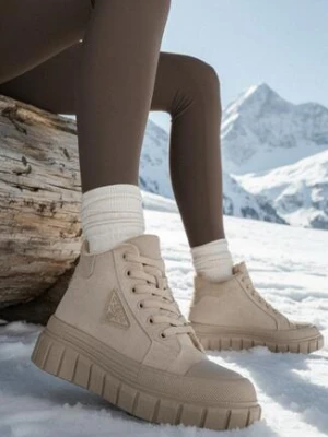 Ciemnobeżowe Botki Vices w Stylu Traperów z Grubą Tłoczoną Podeszwą z Ozdobą Alurriva