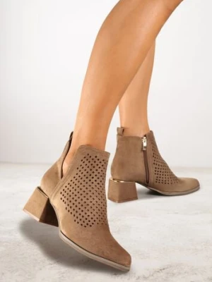 Ciemnobeżowe Botki Vices z Ekozamszu z Ozdobnymi Wycięciami na Słupku z Metalicznym Detalem Naetha