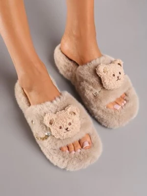 Ciemnobeżowe Kapcie z Futerkiem Ozdobione Aplikacją z Misiem i Łańcuszkiem Flarievia
