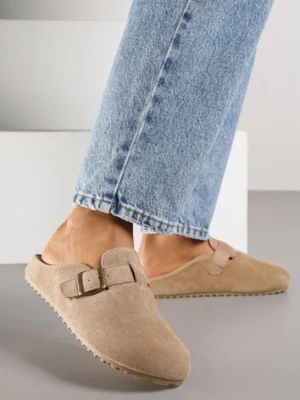 Ciemnobeżowe Klapki Mule z Imitacji Zamszu z Paskiem ze Sprzączką Anavitta confly