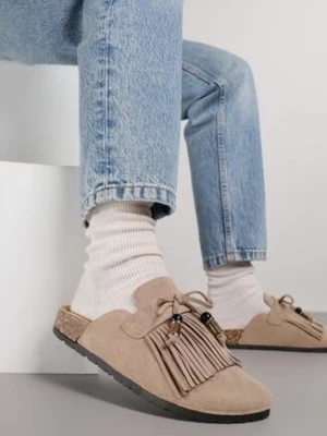 Ciemnobeżowe Klapki Mule z Imitacji Zamszu Zdobione Koralikami i Frędzlami Elwedena