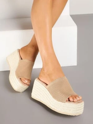 Ciemnobeżowe Klapki na Koturnie w Stylu Boho Ozdobione Tłoczoną Cholewką Deolith