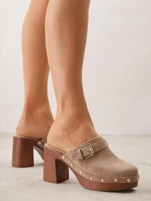 Ciemnobeżowe Klapki na Obcasie Typu Chodaki Ozdobione Nitami i Klamrami Herminna seastar