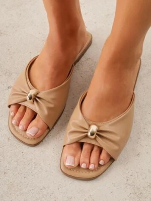 Ciemnobeżowe Klapki na Płaskiej Podeszwie Zdobione Metaliczną Aplikacją Winnessa mulanka