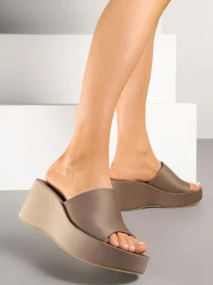 Ciemnobeżowe Klapki na Platformie i Koturnie z Szerokim Paskiem Julinette cink me