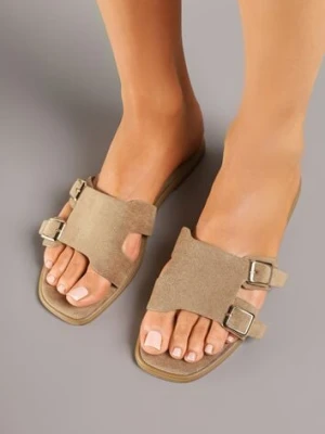 Ciemnobeżowe Klapki Ozdobione Wycięciami i Klamrami Alutha givana