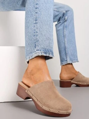 Ciemnobeżowe Klapki Typu Drewniaki z Nitami i Płaskim Obcasem Nerai