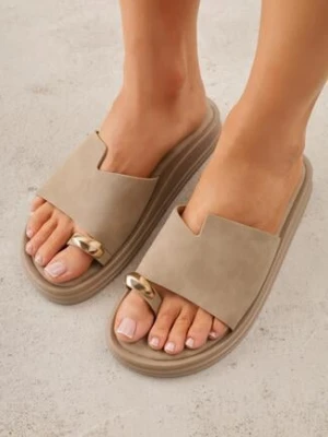 Ciemnobeżowe Klapki Typu Japonki z Metaliczną Ozdobą Samrina mulanka