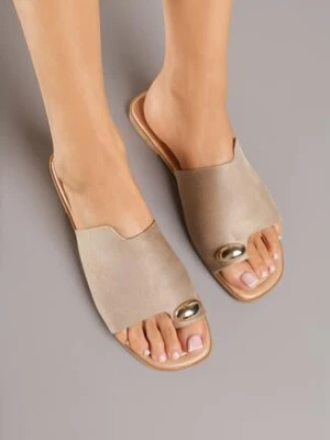 Ciemnobeżowe Klapki Vices Japonki z Metaliczną Ozdobą Arezelia