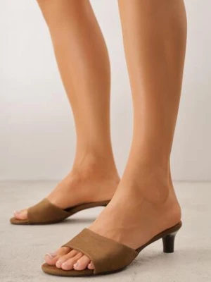 Ciemnobeżowe Klapki VICES na Obcasie Kaczuszka ze Wstawką Imitującą Drewno Azada