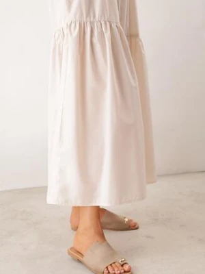 Ciemnobeżowe Klapki VICES na Płaskiej Podeszwie z Paskiem na Palec i Aplikacją Oriphite