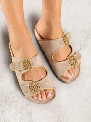 Ciemnobeżowe Klapki Vices Ozdobione Dwoma Paskami i Metaliczną Aplikacją Mairna