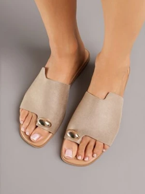 Ciemnobeżowe Klapki Vices w Stylu Japonek Ozdobione Metaliczną Aplikacją Ardellia