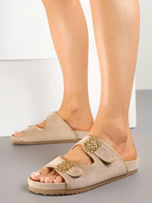 Ciemnobeżowe Klapki Vices z Metaliczną Ozdobą i Dwoma Paskami Maithiana