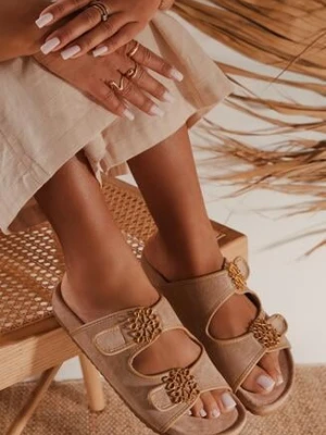 Ciemnobeżowe Klapki Vices z Metaliczną Ozdobą i Dwoma Paskami Maithiana