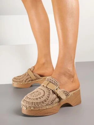 Ciemnobeżowe Klapki w Stylu Chodaków z Ażurową Cholewką na Słupku i Platformie Ozdobione Nitami Traivea