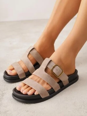 Ciemnobeżowe Klapki z Geometryczną Cholewką i Klamrą z Boku Endrita joalice paris