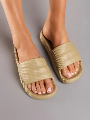 Ciemnobeżowe Klapki z Pianki na Platformie z Ozdobnym Tłoczeniem Alnelia