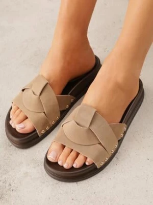 Ciemnobeżowe Klapki z Przeplatanymi Paskami i Nitami przy Podeszwie Marivyn